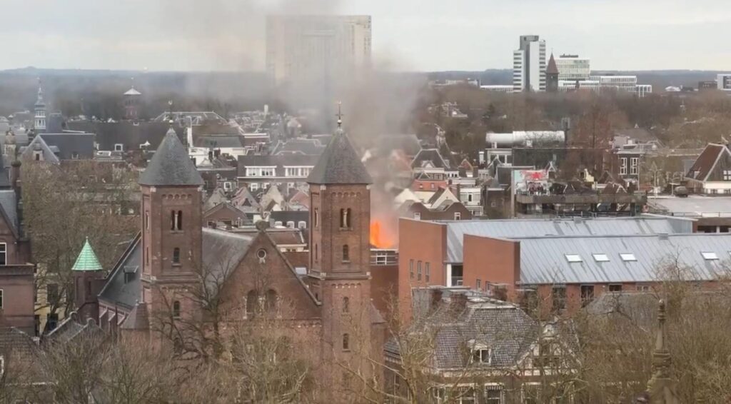 Utrecht na explosie afgesloten tot ten minste 16:00 uur; gaslek waarschijnlijk oorzaak
