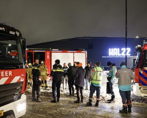 Utrecht sportcomplex stort in onder sneeuw met 20 mensen binnen; niemand gewond