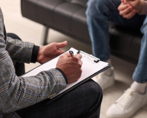 Verdachte in Alblasserdam weigert psychologische evaluatie na steekpartij met leraar