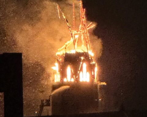 Verkeerde beschuldigingen van extreem-rechts over brand Vondelkerk worden op sociale media verspreid