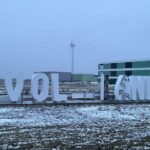 Vernielingen aan 'Wij Flevoland'-letters in Urk: leuzen tegen immigratie gekalkt