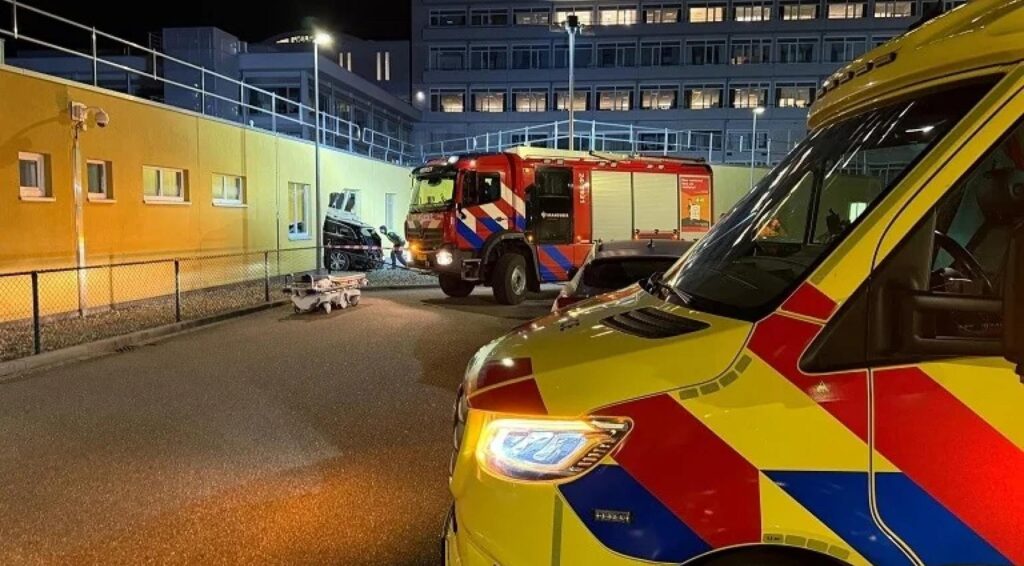 Video: 54-jarige automobilist verongelukt na botsing met ziekenhuis in Heerlen