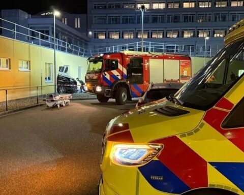 Video: 54-jarige automobilist verongelukt na botsing met ziekenhuis in Heerlen