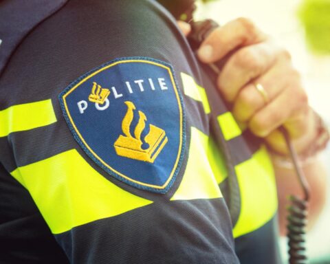 Video: groep mannen valt vrouw aan in haar auto in Helmond