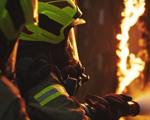 Video: Tien woningen geëvacueerd na brand in opslagmagazijn in Den Haag