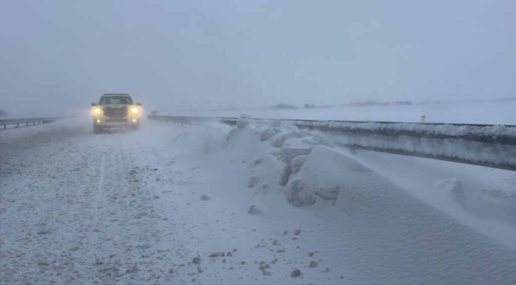 Video: Veel wegen in het noorden afgesloten door sneeuw en harde wind; opvang voor daklozen overvol