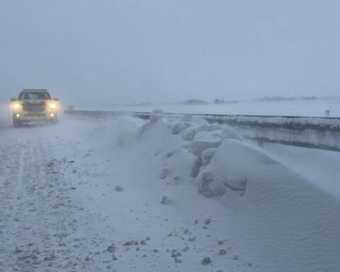 Video: Veel wegen in het noorden afgesloten door sneeuw en harde wind; opvang voor daklozen overvol