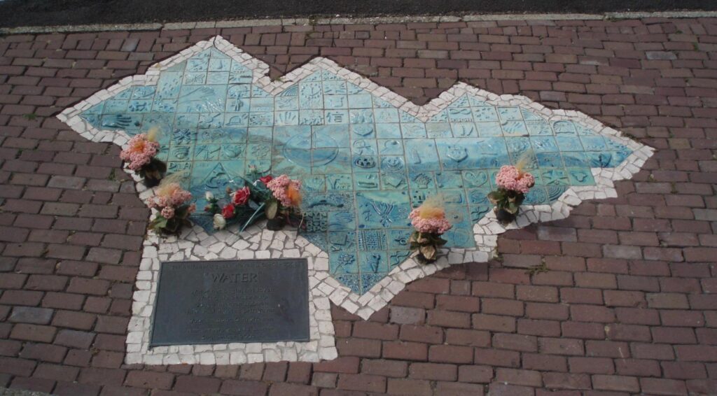 Volendam herdenkt 14 levens verloren in cafébrand op oudejaarsnacht