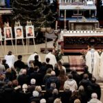 Volendam herdenkt de brand in café 't Hemeltje, 25 jaar na de tragedie