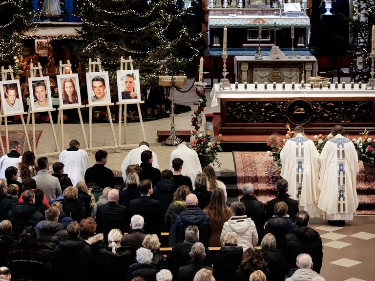 Volendam herdenkt de brand in café 't Hemeltje, 25 jaar na de tragedie