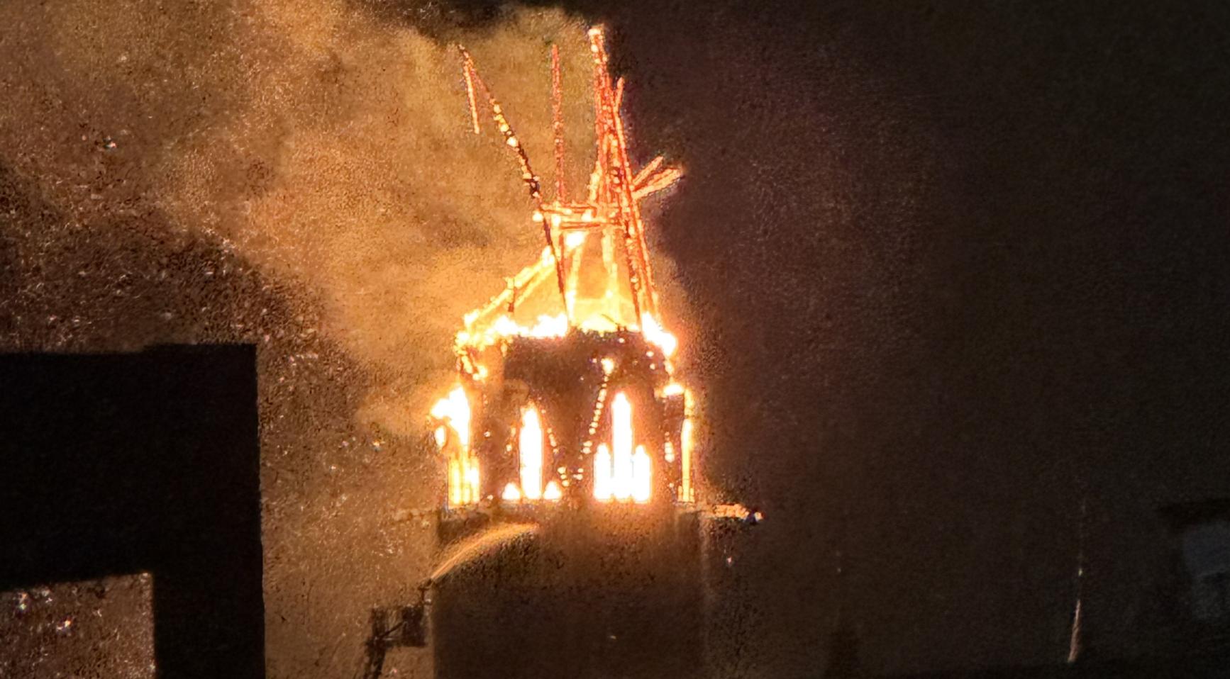 Vondelkerk in Amsterdam kan niet worden gered na brand tijdens nieuwjaarsvieringen