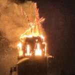 Vondelkerk-toren in Amsterdam volledig ingestort door grote brand; waarschuwing voor rook