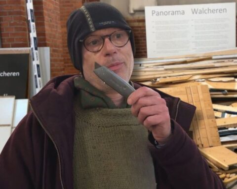 Vrijwilligers van Stichting Panorama Walcheren snijden doeken kunstenaar Jo Dumon Tak los, woede om schade