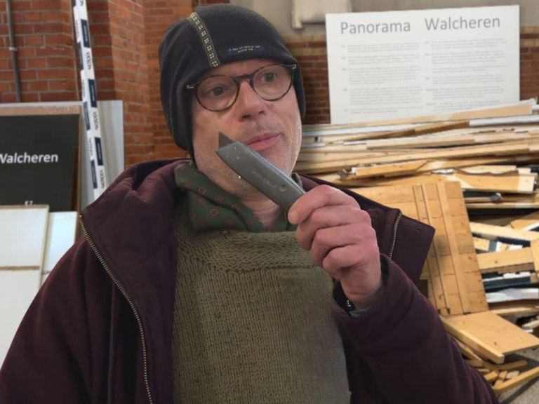 Vrijwilligers van Stichting Panorama Walcheren snijden doeken kunstenaar Jo Dumon Tak los, woede om schade