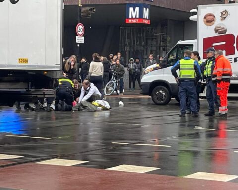 Vrouw van 25 jaar overleden bij aanrijding met vrachtwagen in Amsterdam-Zuid