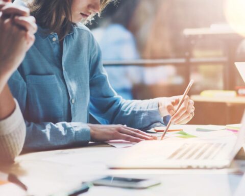 Vrouwelijke freelancers in Nederland verdienden in 2024 voor het eerst meer dan mannen