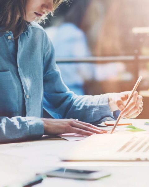 Vrouwelijke freelancers in Nederland verdienden in 2024 voor het eerst meer dan mannen