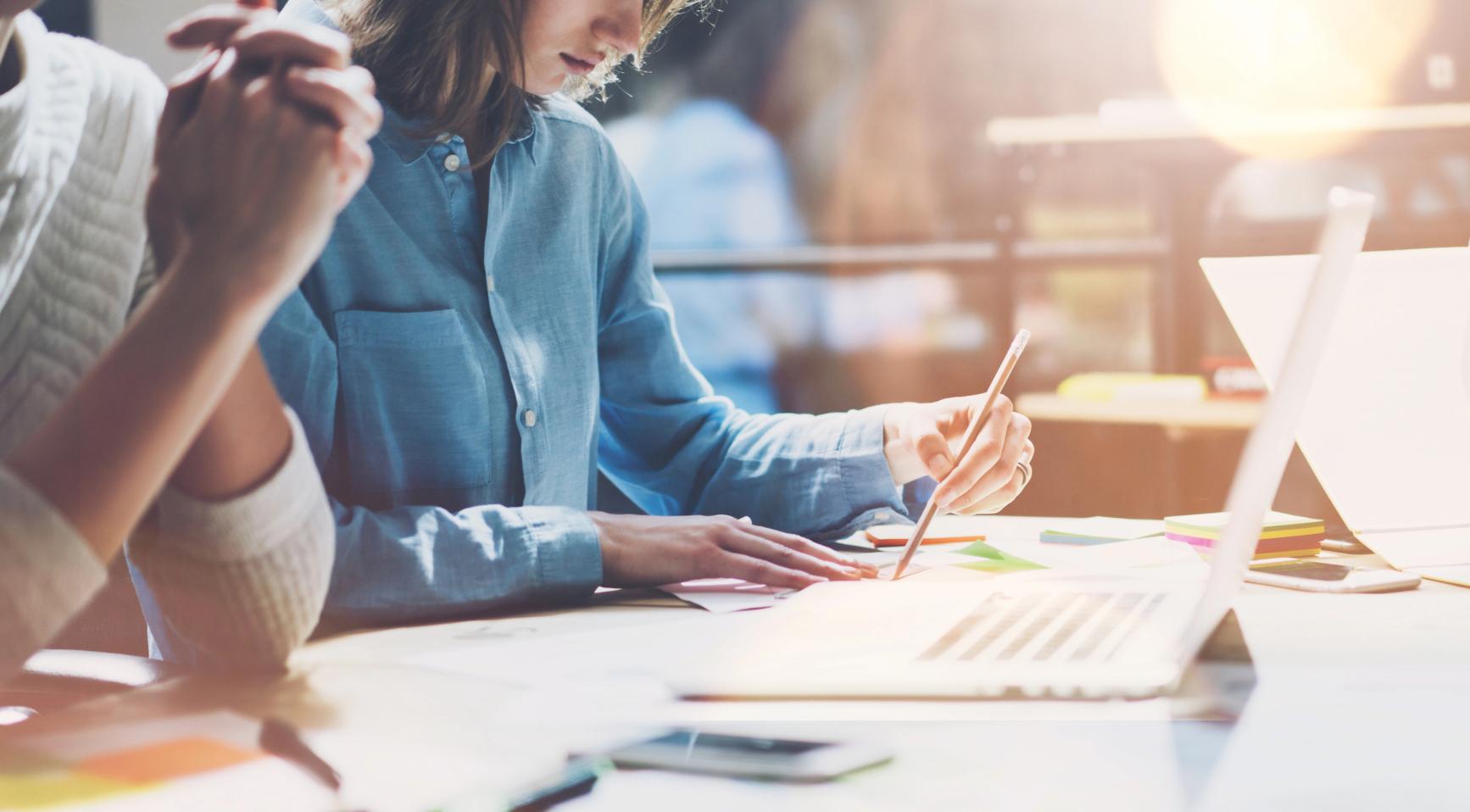 Vrouwelijke freelancers in Nederland verdienden in 2024 voor het eerst meer dan mannen