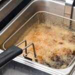 Waterautoriteiten waarschuwen: doorspoelen van frituurvet veroorzaakt rioolverstoppingen, miljoenenkosten