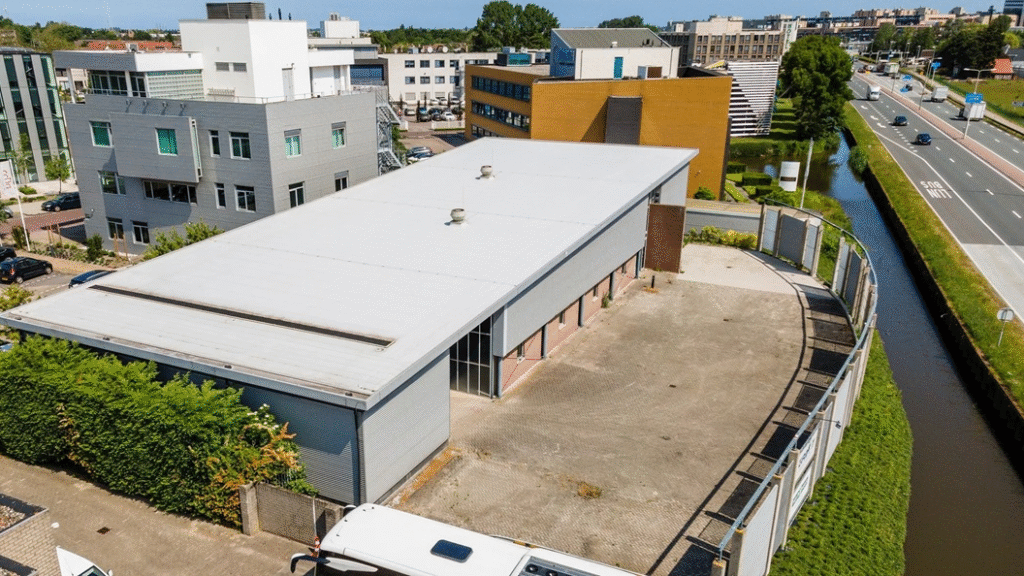 Westland koopt bedrijfshal aan Tiendweg voor verlenging Laan van de Glazen Stad
