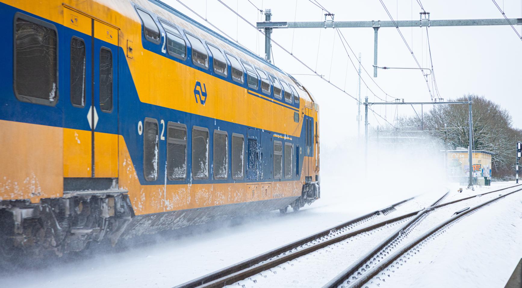 Winterse weersomstandigheden dwingen NS tot tijdelijk verkort dienstregeling dinsdag na treinonderbrekingen