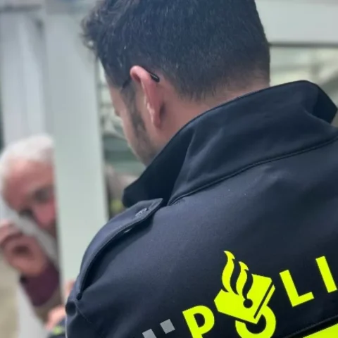 Zes arrestaties in Amsterdam voor oplichting met valse banken; 14-jarig meisje op heterdaad betrapt