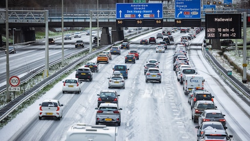 Zware ochtendspits door code oranje in Noord- en Zuid-Holland verwacht
