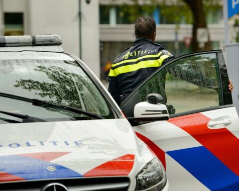 17-jarige aangehouden in Amsterdam na vondst van 400 wapens in woning