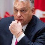 Alles op rood: Orbán en de inzet van externe machtssymbolen