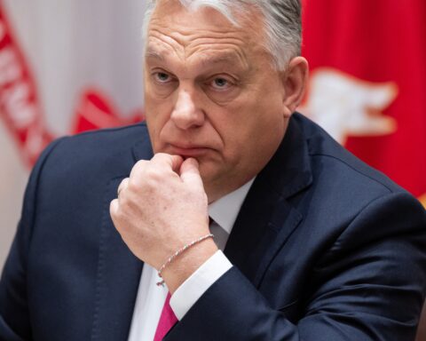 Alles op rood: Orbán en de inzet van externe machtssymbolen