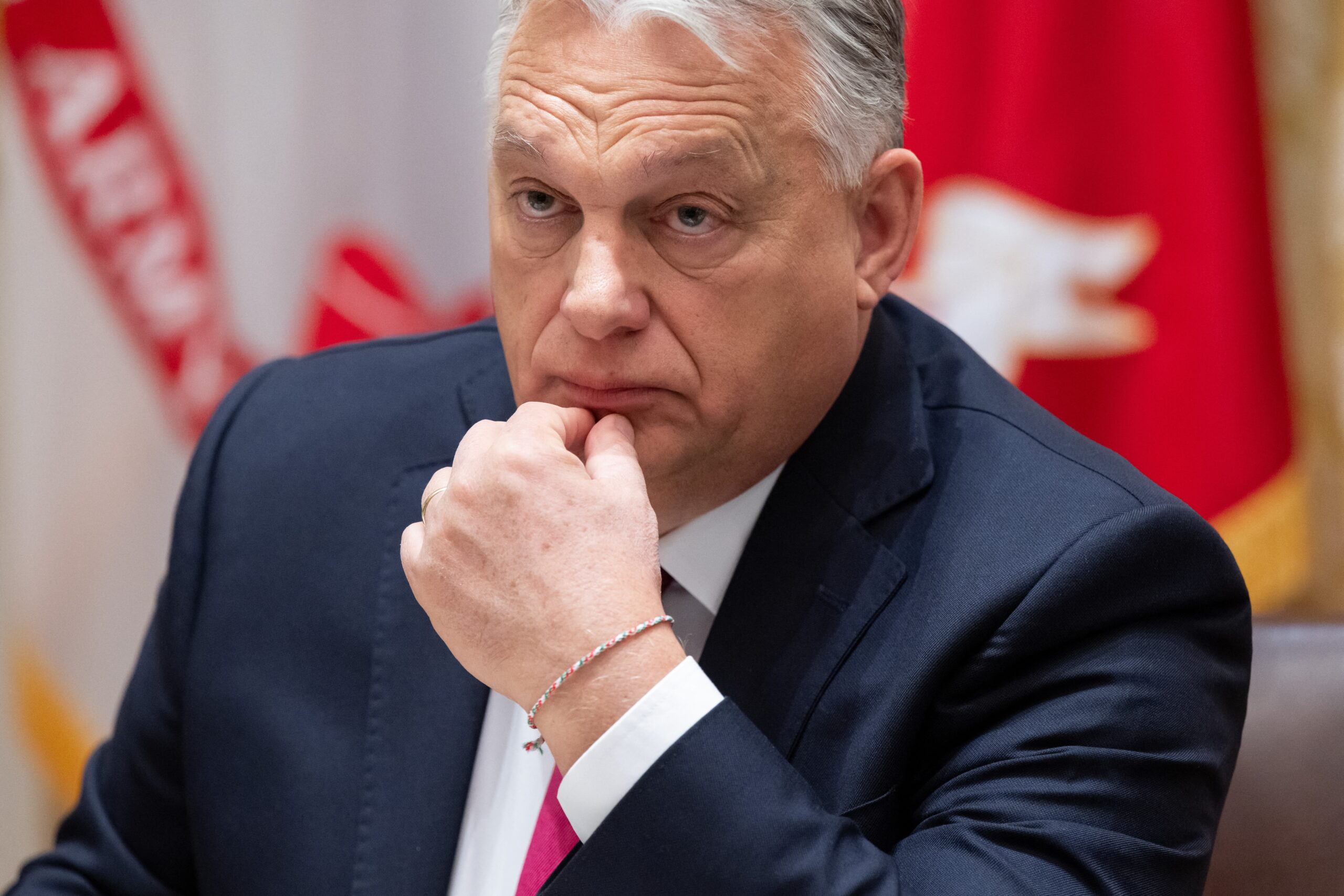 Alles op rood: Orbán en de inzet van externe machtssymbolen