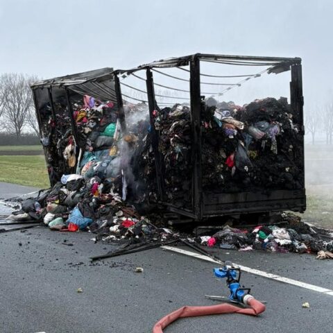 A59 bij Waalwijk urenlang afgesloten door brandende aanhanger van vrachtwagen