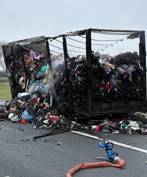 A59 bij Waalwijk urenlang afgesloten door brandende aanhanger van vrachtwagen