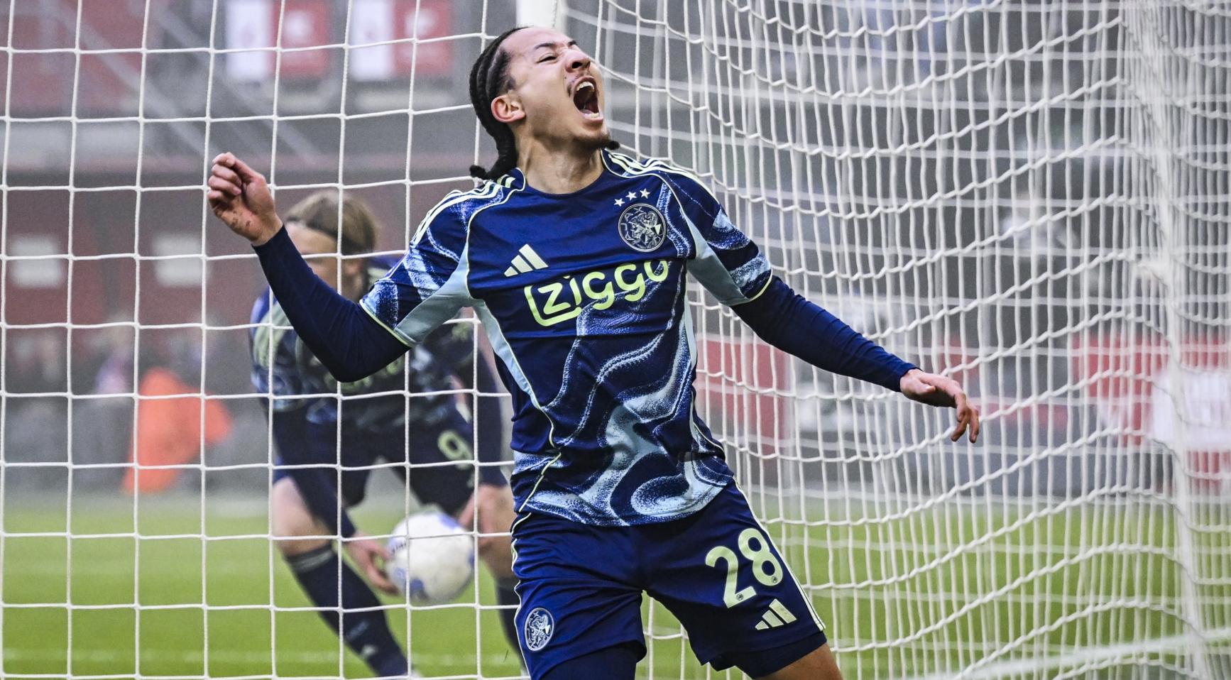 Ajax redt gelijkspel tegen AZ met laat doelpunt van Kian Fitz-Jim