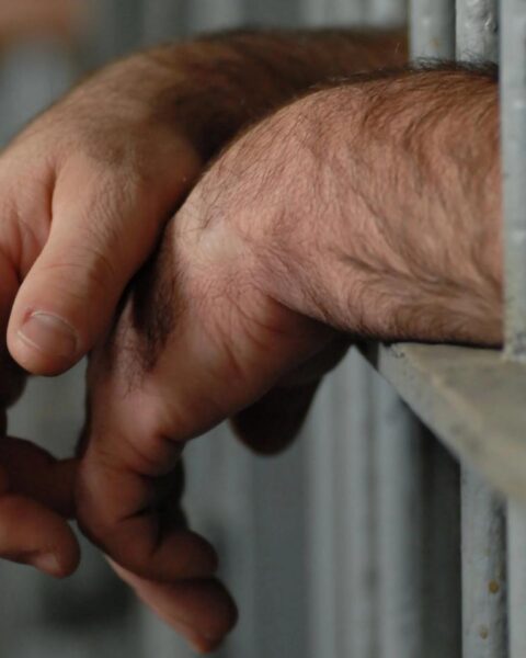 Algoritme voor proeftijd mogelijk discriminerend en schat kans op recidive verkeerd in