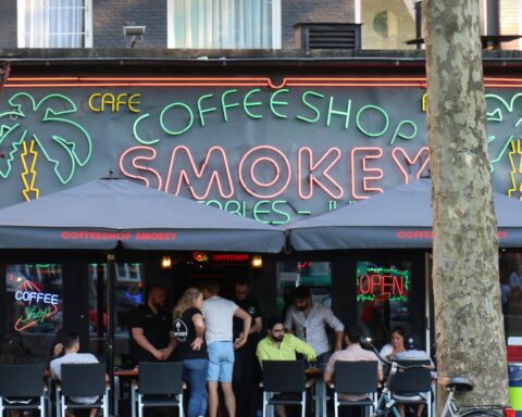 Amsterdam overweegt opnieuw verbod op toeristen in coffeeshops