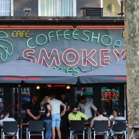Amsterdam overweegt opnieuw verbod op toeristen in coffeeshops