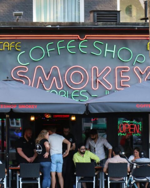 Amsterdam overweegt opnieuw verbod op toeristen in coffeeshops