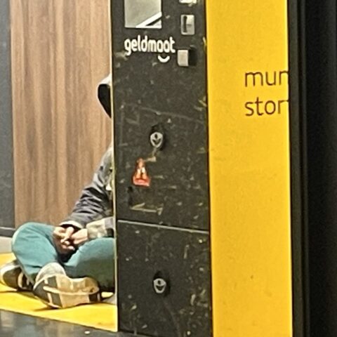 Amsterdam repatrieert steeds meer dakloze mensen met een crackverslaving