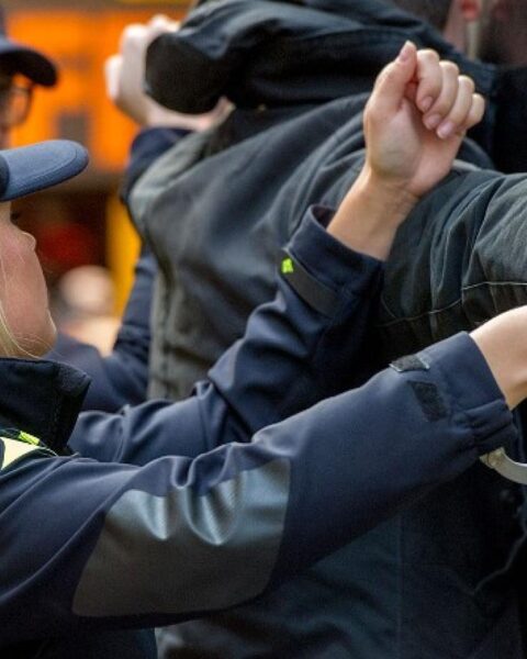 Amsterdamse tiener gearresteerd na inbeslagname van 400 illegale wapens door douane