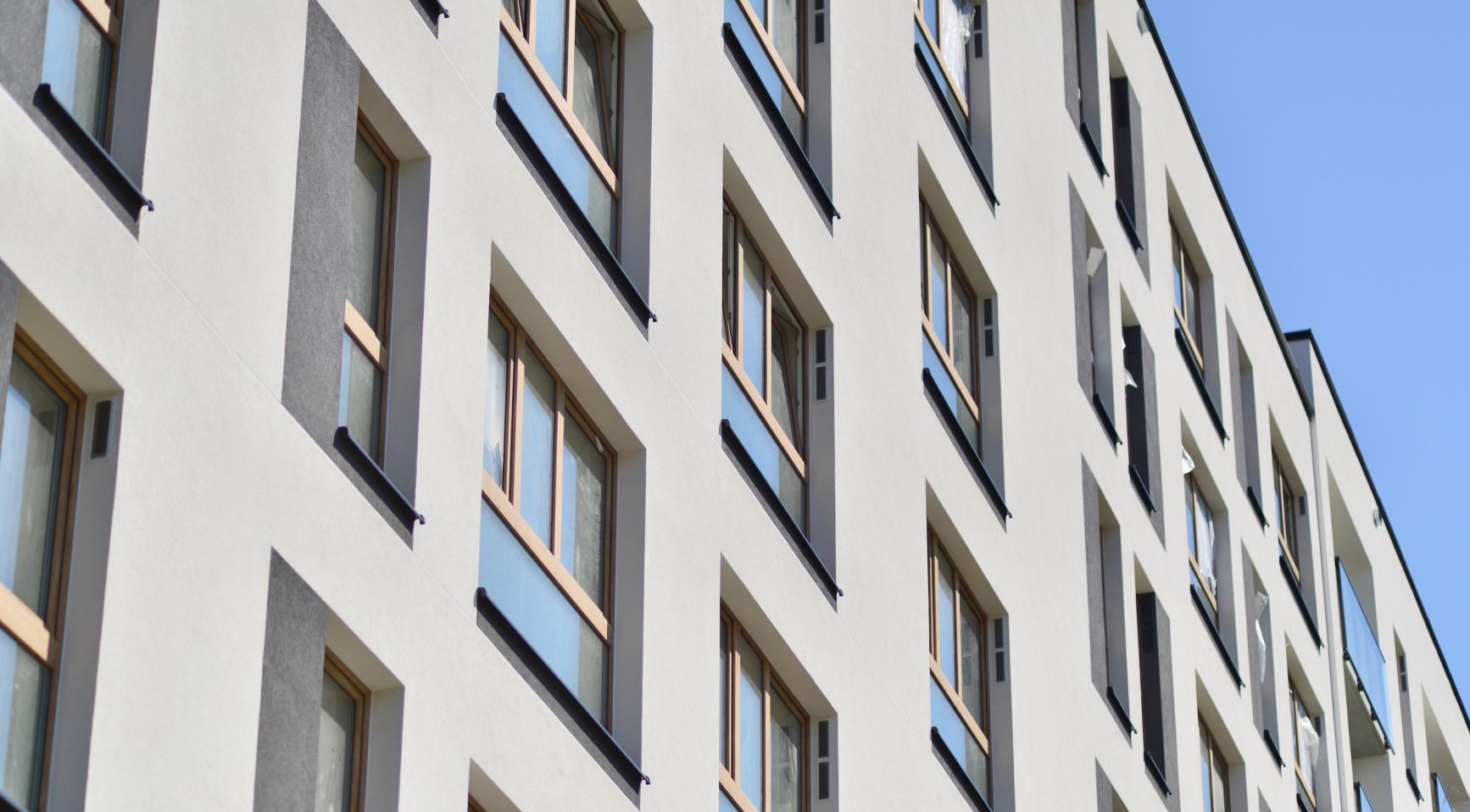 Amsterdamse wethouders overleven debat over geweld in gemengd onderkomen voor vluchtelingen en studenten