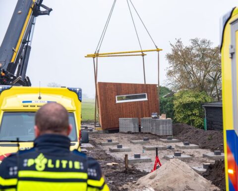 Arbeidsinspectie onderzoekt dodelijk ongeval met tiny house in Giessenburg