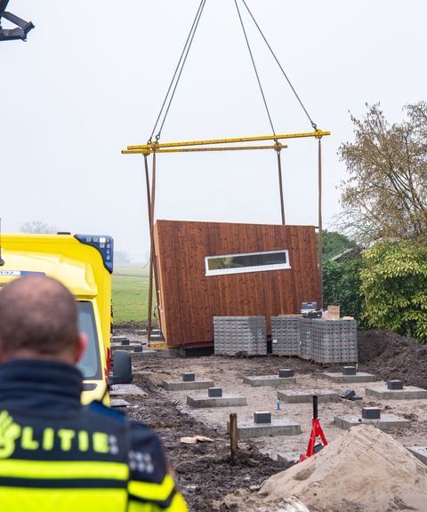Arbeidsinspectie onderzoekt dodelijk ongeval met tiny house in Giessenburg