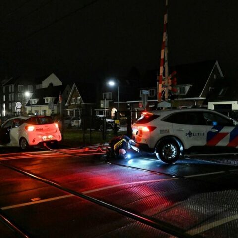 Automobilist op navigatie rijdt vast op het spoor in Oisterwijk