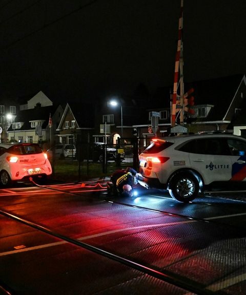 Automobilist op navigatie rijdt vast op het spoor in Oisterwijk