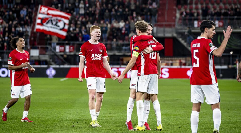 AZ Alkmaar wint met 4-0 van FC Noah en plaatst zich voor de laatste 16 van de UEFA Conference League