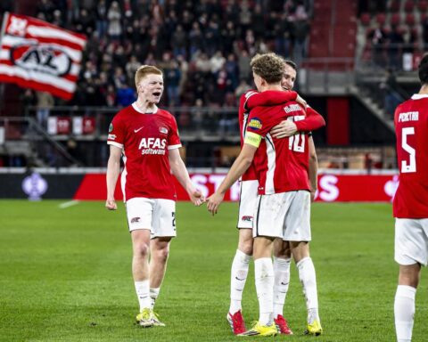 AZ Alkmaar wint met 4-0 van FC Noah en plaatst zich voor de laatste 16 van de UEFA Conference League