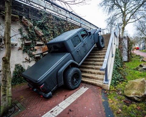 Bestuurder vlucht na pick-up vastgelopen op trap in Arnhem