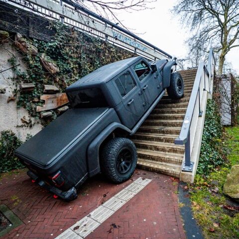 Bestuurder vlucht na pick-up vastgelopen op trap in Arnhem