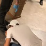 Beveiliger asielzoekerscentrum Budel laat man schoenen kussen, bedrijf betreurt incident